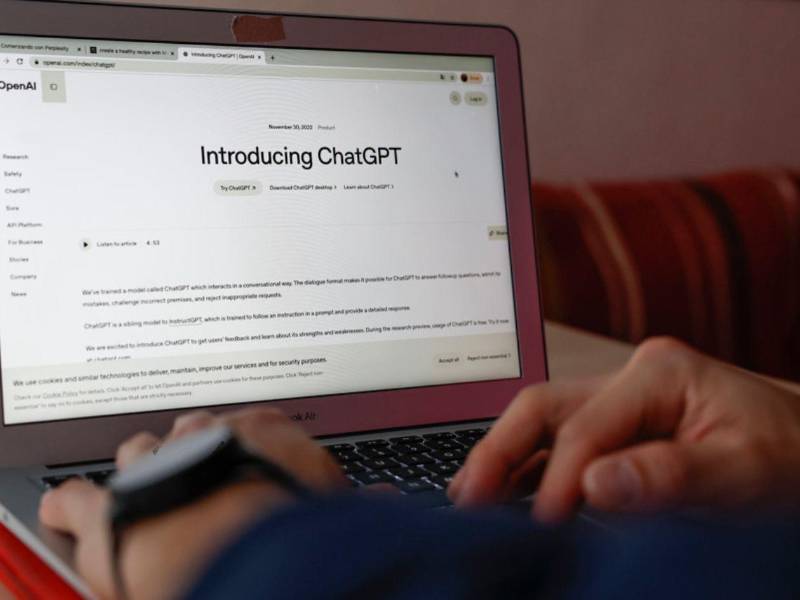 ChatGPT (acrónimo del inglés Chat Generative Pre-Trained) es una aplicación de chatbot de inteligencia artificial desarrollada en el año 2022 por OpenAI. EFE/Ballesteros/Archivo