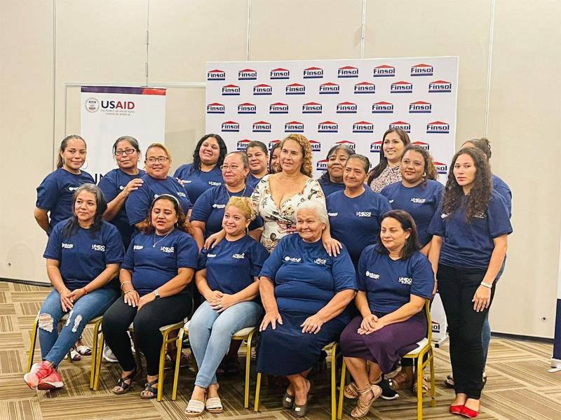 25 mujeres fortalecen sus conocimientos financieros a través de Finsol y USAID.