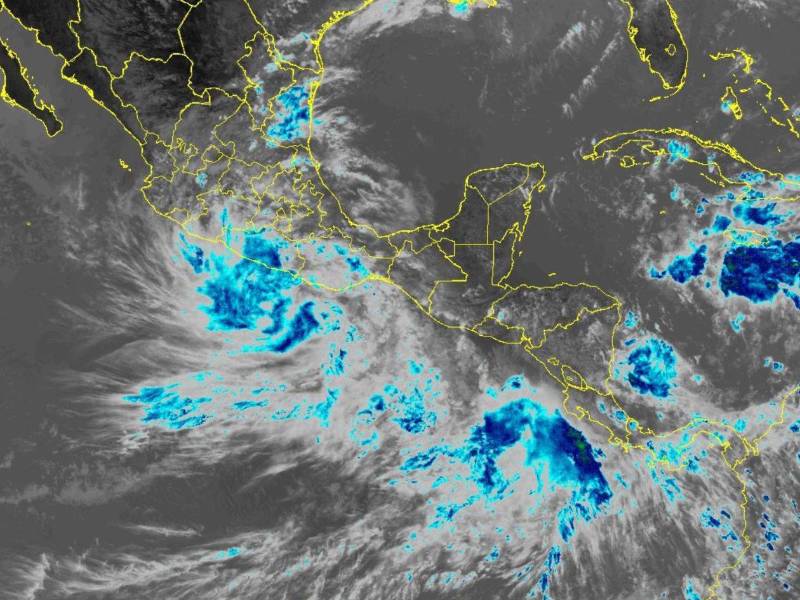 Imagen satelital Shortwave-IR muestra la nubosidad más intensa asociada a la tormenta tropical Cristina sobre el Pacífico de Centroamérica. Las áreas en tonos azules reflejan nubes con temperaturas más frías y mayor desarrollo vertical, vinculadas con lluvias fuertes y tormentas eléctricas.