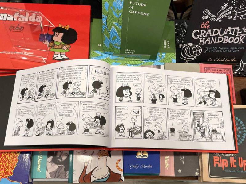 Fotografía de una página interior del cómic Mafalda traducida al inglés por Frank Wynne este martes, en una librería de Nueva York (Estados Unidos).