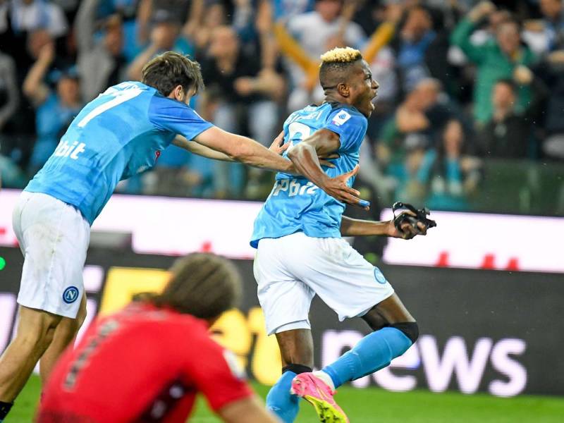 Victor Osimhen y Khvicha Kvaratskhelia corren a celebrar el gol que le dio el Scudetto al Napoli.