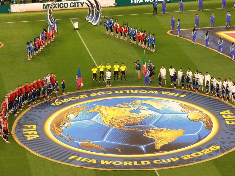 Checos y mexicanos se enfrentan en el mítico estadio Azteca.