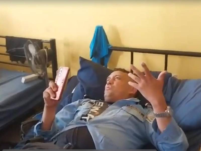 VIDEO: Dos policías en aparente estado de ebriedad se niegan a hacerse prueba de alcoholemia