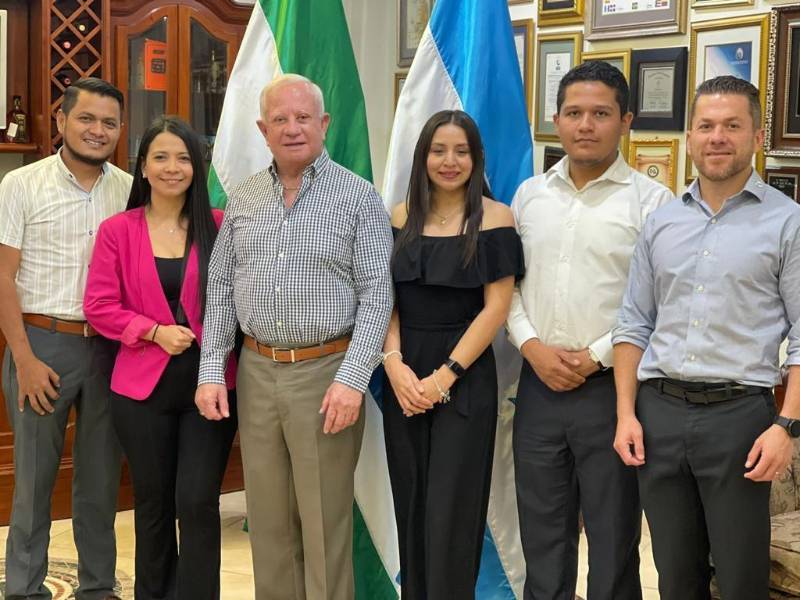 Cuatro becarios que pertenecen al equipo de trabajo de la Universidad fueron recibidos en el despacho de Presidencia de la UTH por los señores Roger D. Valladares y Roger E. Valladares antes de su partida a España.