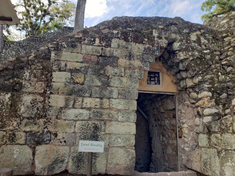 Desde el pasado 28 de enero, están cerrados alrededor de tres kilómetros de túneles de investigación, pero permanecerán abiertos Los Jaguares y Rosalila para que los turistas contemplen los basamentos, edificos y mascarones que hay en el interior.
