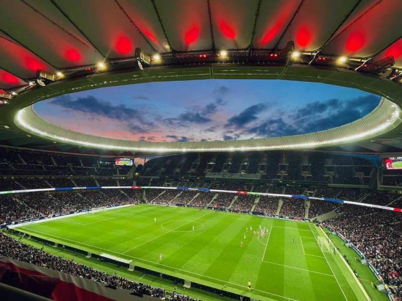 El Estadio Riyadh Air Metropolitano del Atlético de Madrid tiene capacidad para más de 70 mil personas.