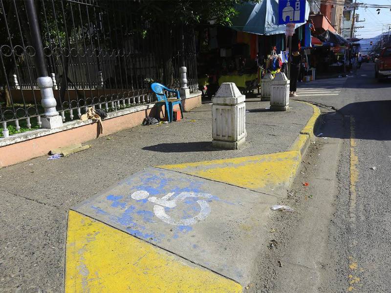 Para evitar multas y sanciones los conductores deben respetar todas las señales ya sean verticales u horizontales.