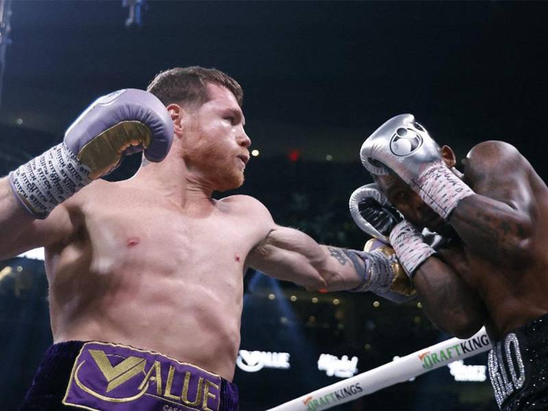 Canelo Álvarez derrotó a Jermell Charlo por decisión unánime.