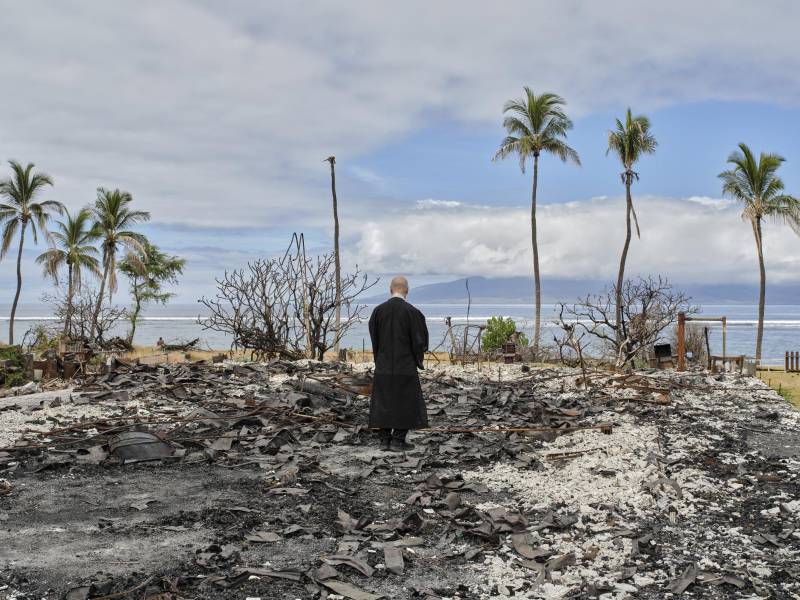 Gensho Hara, 88 años, ministro residente de la Misión Lahaina Jodo, inspecciona los daños en el templo.