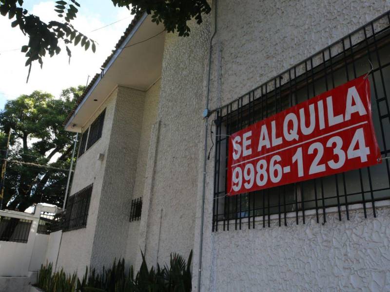 Rótulo se alquila colocado en la vivienda.