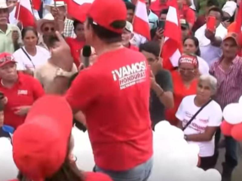 Salvador Nasralla se arrodila en mitin político en San Marcos, Santa Bárbara.