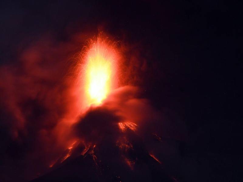 Volcán de Fuego intensifica erupciones y obliga a evacuar aldeas en Guatemala
