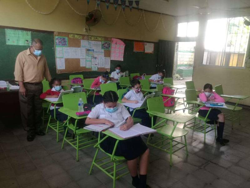 El sistema público ha tenido que recibir más estudiantes del sector privado.