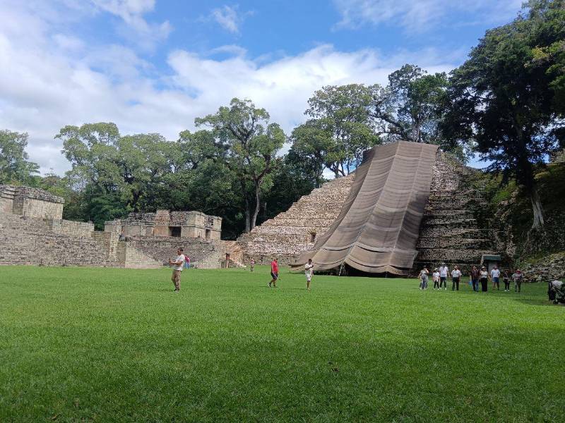 Después de realizar un recorrido por el Parque Arqueológico de Copán, los turistas visitan al día siguiente otros atarctivos que ofrece Copán.