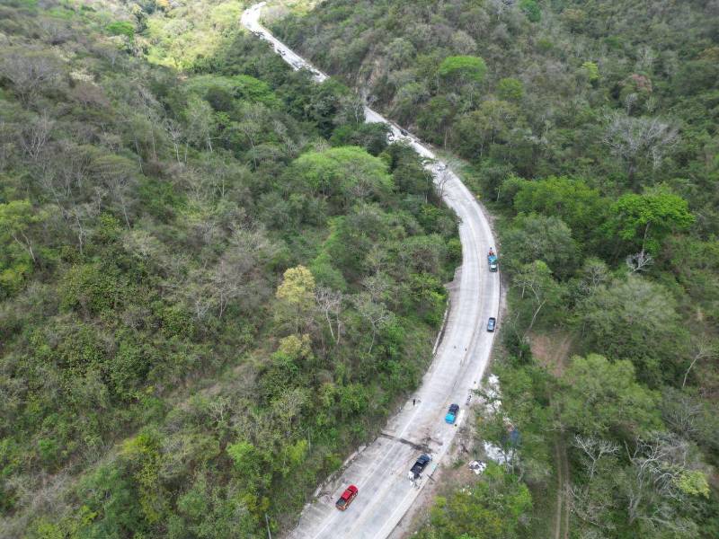 El accidente se suscitó en una curva en descenso. La rastra la bajaba cuando perdió el control e impactó contra el busito de la excursión.