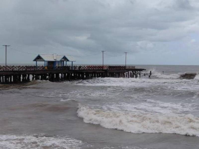 El fuerte oleaje en el Mar Caribe llevó a las autoridades a impedir la navegación de pequeño calado en La Ceiba.