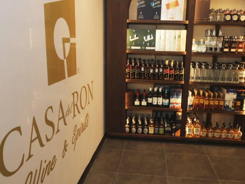 El showroom de Casa del Ron en City Plaza ofrece una propuesta moderna que combina asesoría especializada con un amplio portafolio de licores premium.