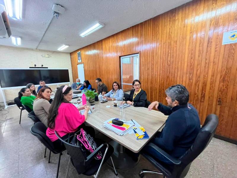 <b><span class=mln_uppercase_mln>Encuentro.</span></b> Joseph Malta, director de Unah Cortés, con docentes de la carrera de Derecho y de la coordinación de postgrado.