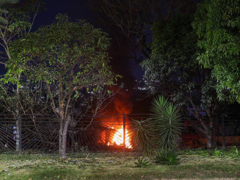 Varias detonaciones y explosiones en la madrugada de este sábado en la base militar de La Carlota, en unos momentos en que Venezuela ha denunciado amenazas del Gobierno del presidente de Estados Unidos, Donald Trump, por el despliegue militar en el Caribe y las advertencias de ataques terrestres.