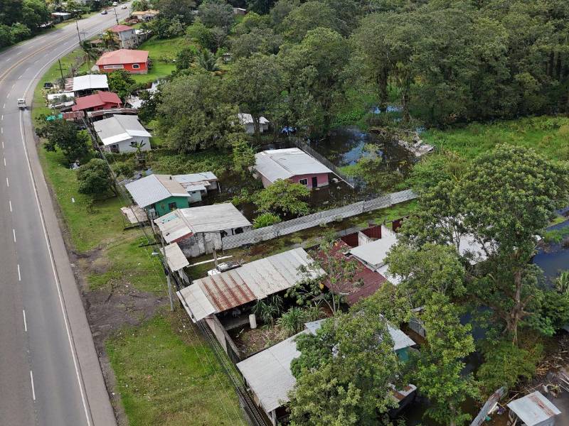 A escasos metros de la carretera CA-5 se encuentra la comunidad de La Guama, en Santa Cruz de Yojoa, donde el agua ha comenzado a alcanzar las viviendas ubicadas a la orilla de la vía.