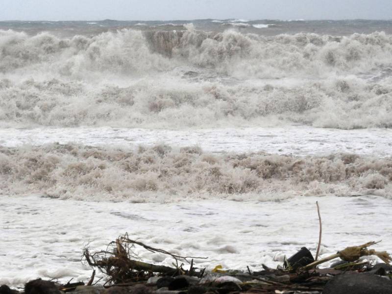 Fotografía de un fuerte oleaje provocado por el paso del huracán Melissa este martes, en Kingston (Jamaica). Melissa tocó tierra en Jamaica con vientos máximos sostenidos cercanos a los 295 kilómetros por hora (185 millas), lluvias torrenciales y marejadas que amenazan con provocar inundaciones y daños catastróficos.