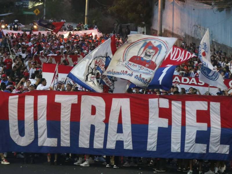 La barra Ultra Fiel del Olimpia en los alrededores del estadio Nacional de Tegucigalpa.