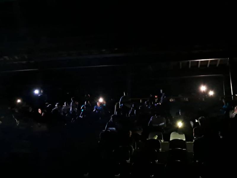 A oscuras se quedó la gente en el estadio Morazán.