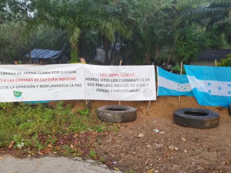 Fincas de palma africana como El Tumbador, La Confianza, La Aurora, Camarones y Quebrada de Arena han sido durante años escenario de ocupaciones, operativos policiales y hechos violentos ligados al conflicto agrario. Em ambos márgenes del río Aguán ha corrido la sangre.