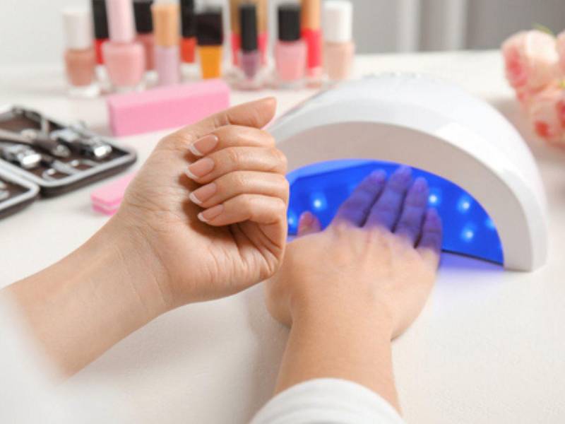 La Unión Europea ha prohibido la venta, comercialización y uso de productos que contengan TPO, y los salones de uñas deben desechar las existencias existentes y realizar la transición a alternativas sin TPO.