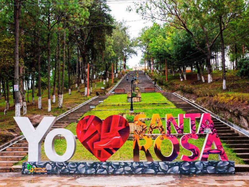 El rótulo “Yo ❤️ Santa Rosa” recibe a los visitantes al pie de las emblemáticas gradas del parque ecológico, rodeado de pinos y áreas verdes que caracterizan a esta ciudad de occidente, conocida como la capital del buen café.