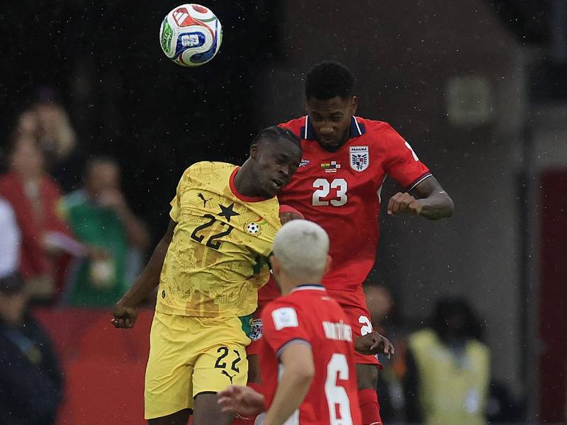 Kamaldeen Sulemana de Ghana disputa el balón con Amir Murillo de Panamá.