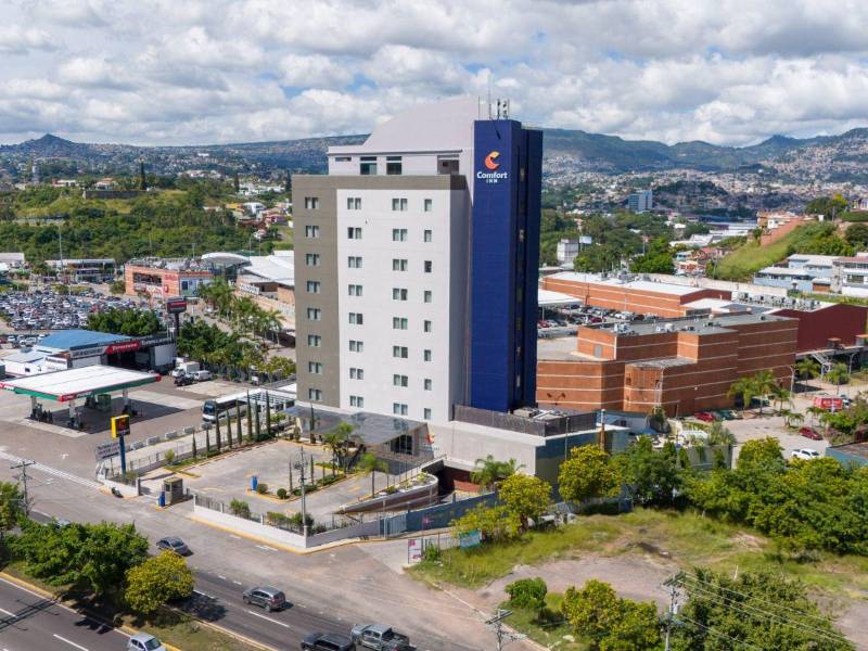 Vista exterior del nuevo Comfort Inn Tegucigalpa, segunda propiedad de Choice Hotels CALA en Honduras.