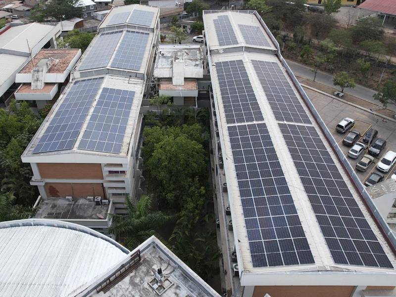 UNITEC integra el uso de paneles solares como parte de su compromiso con la educación práctica y la promoción de energías limpias.