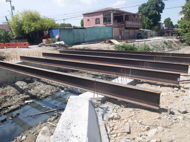 La construcción de la caja puente en el barrio Cabañas busca habilitar una nueva vía de alivio para los conductores que se dirigen hacia el segundo anillo y las avenidas 27 y 33.