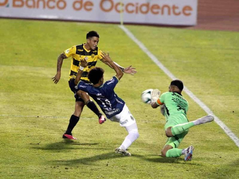 César Samudio salvó al Marathón en dos ocasiones en los primeros segundos del partido ante Real España.