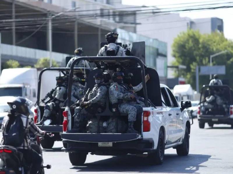 Fotografía de archivo de integrantes del Ejercito de México custodiando el cementerio donde está sepultado alias El Mencho, exlíder del Cartel Jalisco Nueva Generación.