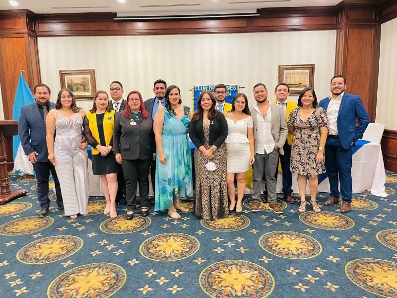 Miembros. Integrantes del Club de Leones junto a la gobernadora de Distrito, Karoll Zavala.