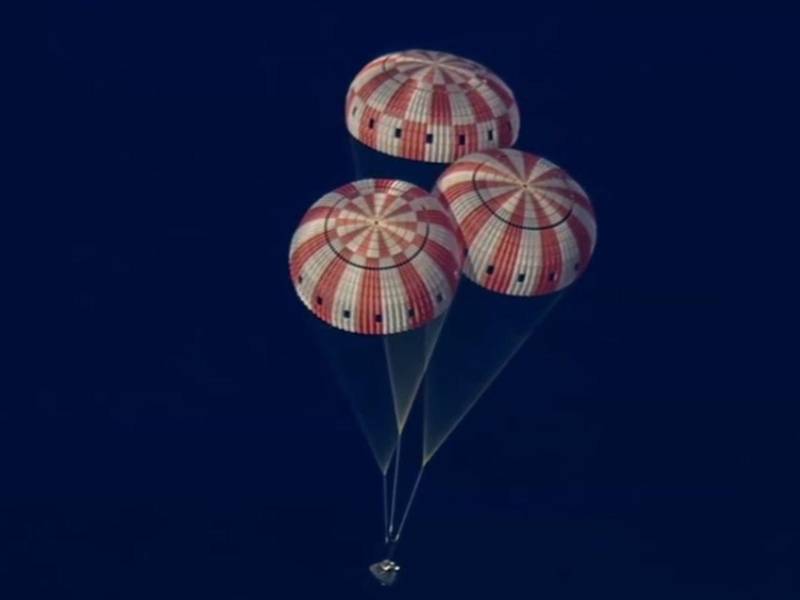 El ameriza de la cápsula tripulada de Artemis II cayó en el Pacífico con ayuda de paracaídas.