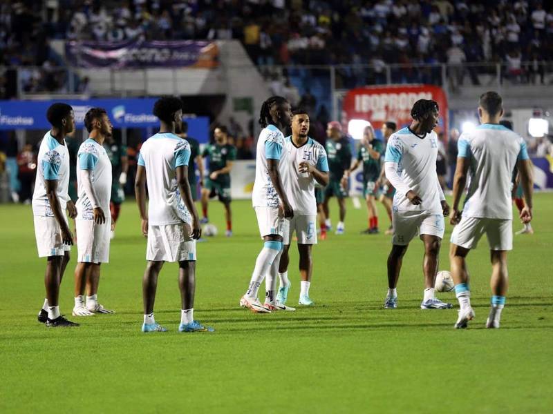 Los jugadores de la Selección de Honduras durante el calentamiento previo al inicio del partido ante México.