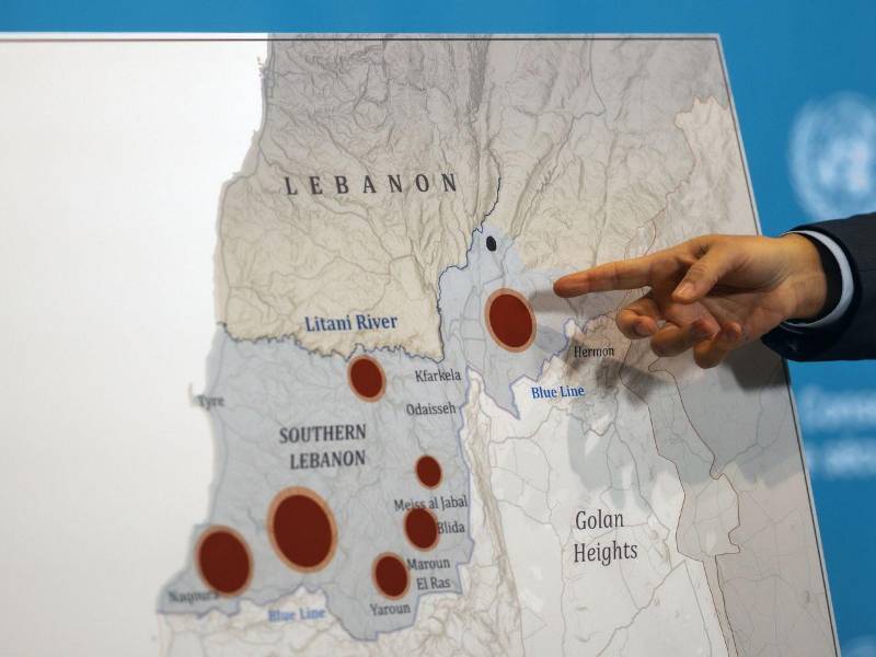 El representante de Israel ante las Naciones Unidas, Danny Danon (fuera de cuadro), señala un mapa de Oriente Medio durante una rueda de prensa como parte de una reunión del Consejo de Seguridad de las Naciones Unidas (UNSC) convocada para abordar el conflicto en curso en la región, en la sede de la ONU en Nueva York.