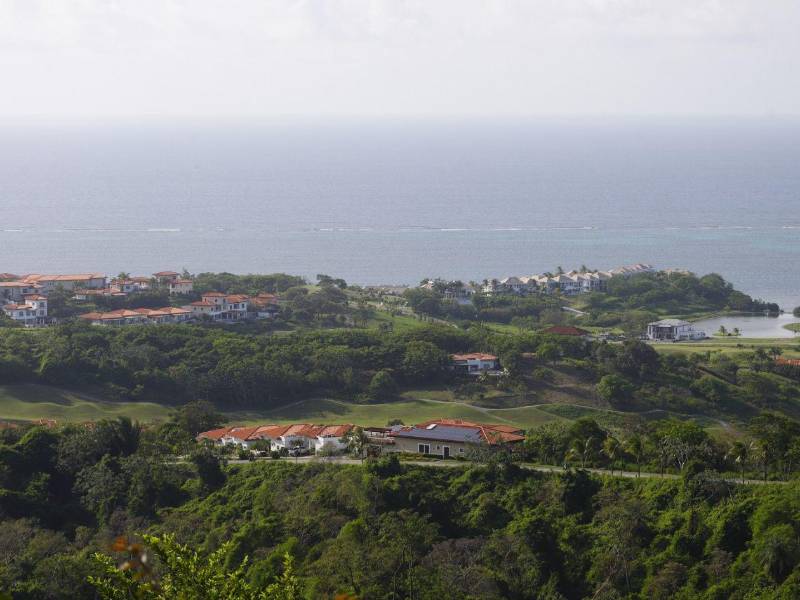 Vista de Las Verandas y campo de Golf en Pristin Bay, dos de los desarrollos en Honduras Próspera Inc. en Roatán.