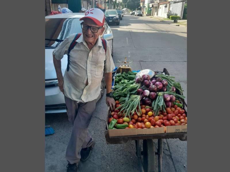 “El Tío” acompaña sus ventas con una sonrisa de oreja a oreja.