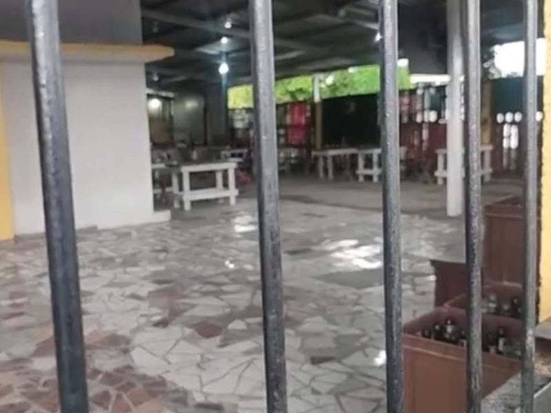 Agentes de la Policía Nacional resguardan la escena del doble asesinato ocurrido dentro de un bar en la colonia Reyes Caballero, en La Lima, Cortés.