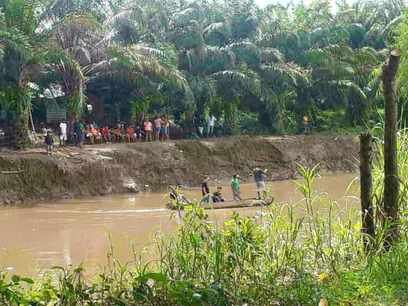 Los bordos en los Bajos no fueron reparados. Lupo Viejo, Poza del Riel y Protección siguen incomunicados, ayer les llevaron alimentos a los pobladores .