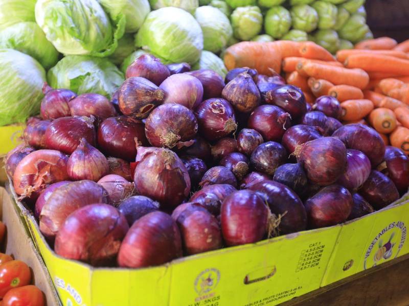 En el último mes, varias verduras han presentado aumentos constantes, mientras la cebolla roja acumula uno de los incrementos más notables en los mercados.