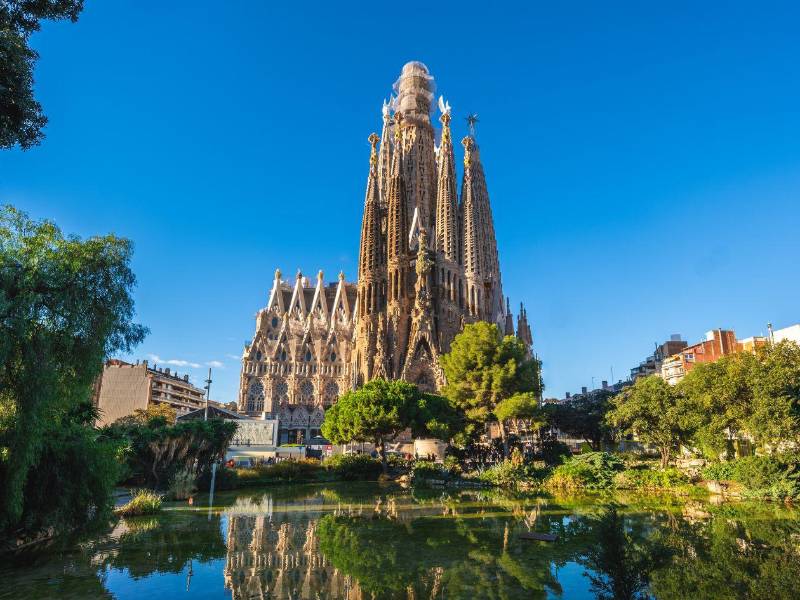 Hace dieciséis años fue consagrada por Benedicto XVI en 2010 y con ello el edificio dejó de ser únicamente una obra artística en construcción para convertirse también en un templo litúrgico y activo. Ahora la visita de su sucesor, León XIV para bendecir la torre central de Jesucristo, marca otro momento histórico. La ceremonia -el 10 de junio- coincidiendo con el centenario de la muerte de Gaudí, culmina una de las etapas más importantes de una construcción iniciada hace 144 años y que aún no puede considerarse completamente terminada. No es la conclusión definitiva del edificio, pero sí la culminación de una de las ideas más ambiciosas concebidas por Gaudí: levantar una montaña artificial de piedra, luz y geometría en el corazón de Barcelona. Pocas construcciones modernas han generado una relación tan compleja entre arquitectura, religión, técnica y tiempo como la Basílica de la Sagrada Familia de Barcelona. No es únicamente un templo es todo un experimento constructivo de larga duración, una investigación geométrica convertida en piedra y una reflexión sobre la naturaleza llevada al límite de las posibilidades arquitectónicas. Comenzada en 1882 y todavía en construcción más de un siglo después, la obra más famosa de Gaudí constituye un caso prácticamente único en la historia de la arquitectura occidental: un edificio concebido por un solo creador, ejecutado por varias generaciones posteriores y desarrollado durante tres siglos distintos.