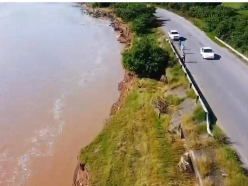El río Choluteca está erosionando gravemente la carretera principal que conecta Santa Elena con Cedeño, en el sur del país. Han pedido ayuda al ministro de la SIT, pero siguen sin respuesta.