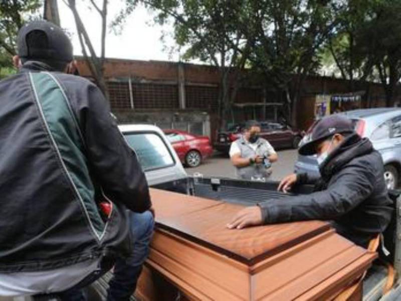 Momento en que familiares retira el cuerpo de su familiar de la morgue capitalina.