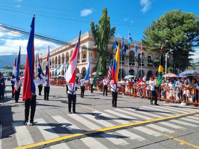 Los desfiles se desarrollan con normalidad en La Ceiba.
