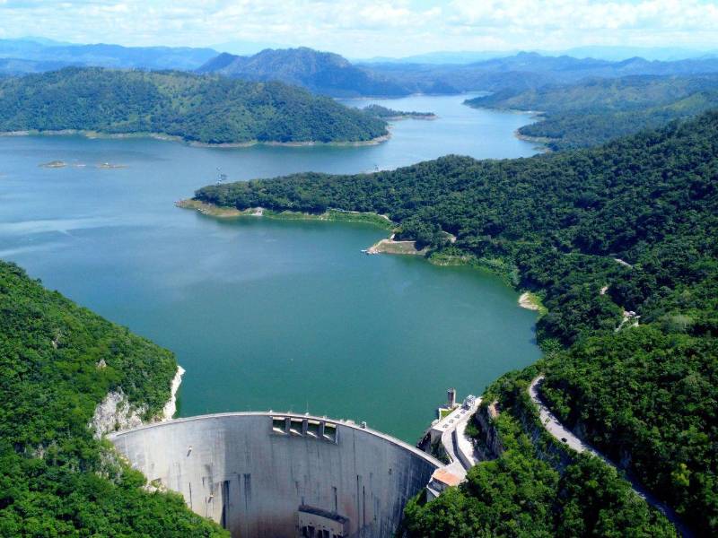 El Cajón, ubicada entre los departamentos de Cortés, Comayagua y Yoro, es considerada una obra estratégica para el sistema energético nacional. Informes técnicos evidencian preocupación por eventuales fallas en los cuatro generadores. Advierten del desgaste de los enfriadores y otros componentes claves.